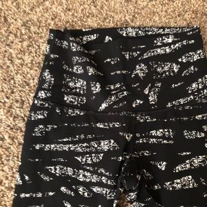 lululemon athletica Pants - Lululemon high rise wunder under crop size 6 lululemon athletica Pants - Lululemon high rise wunder under crop size 6